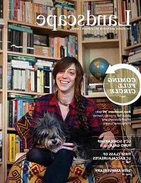 2016年《风景》杂志封面，雷·雅各布森站在书架前
